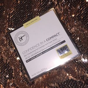 It cosmetics Confidence in a Compact SPF 50+